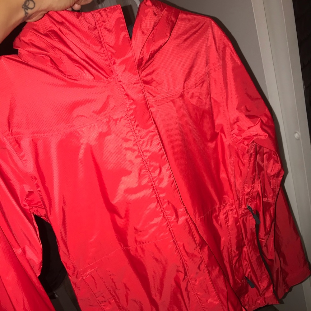 Rain jacket / windbreaker